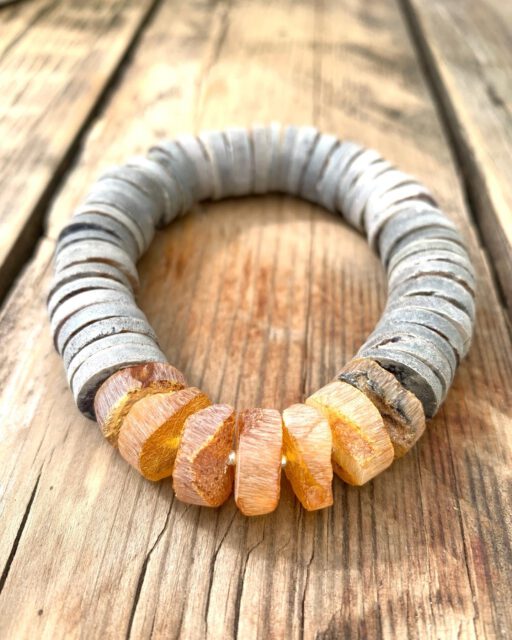 Back in stock ✨
Mein Klassiker aus matten Naturmuscheln & Bernstein.
Clean. Echt. Zeitlos. #muscheln #bernstein #bernsteinschmuck