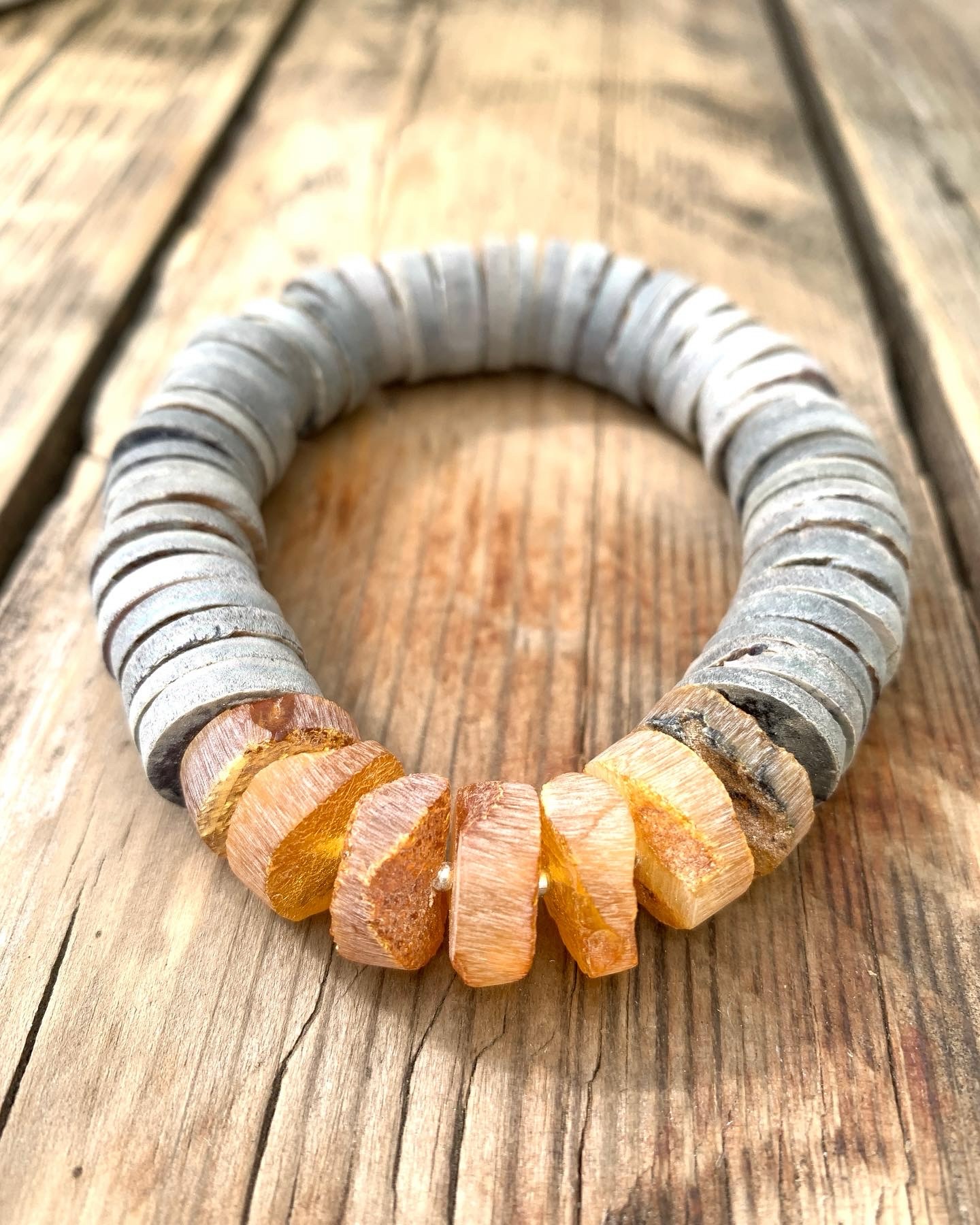 Back in stock ✨
Mein Klassiker aus matten Naturmuscheln & Bernstein.
Clean. Echt. Zeitlos. #muscheln #bernstein #bernsteinschmuck