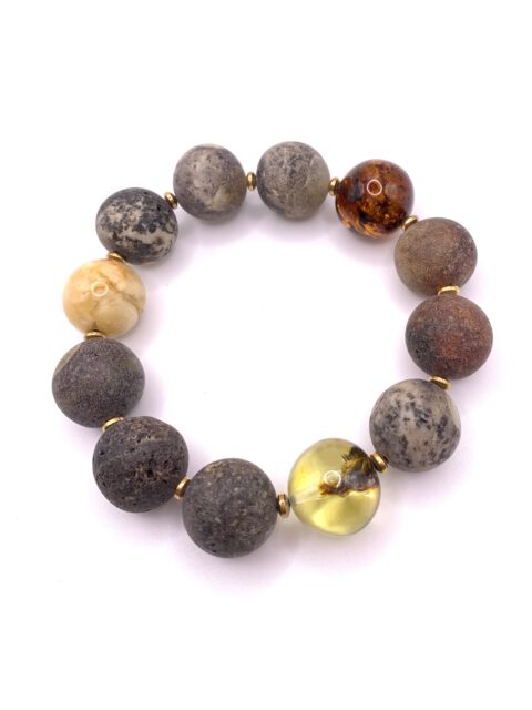Roh. Natürlich. Anders.
Dieses Armband zeigt, was Bernstein wirklich ist – kein glänzender Klassiker von gestern, sondern ein lebendiges Material mit Charakter # bernstein #amberjewelry #modernjewelry #unikat #bernsteinschmuck