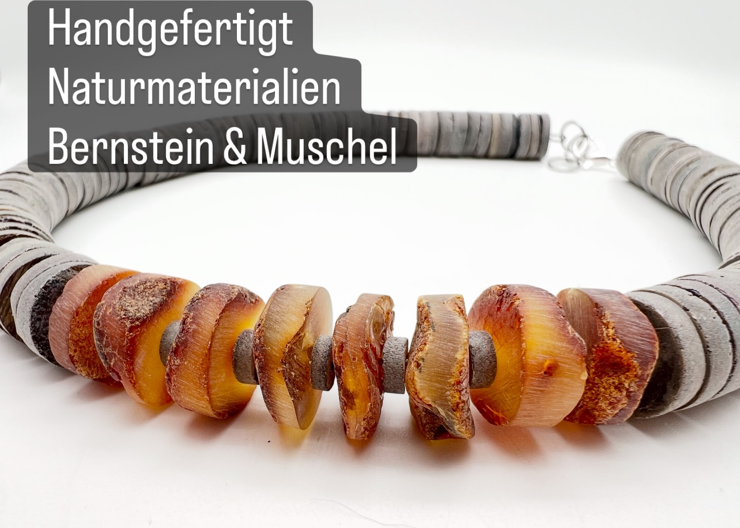 Diese Kette vereint ungeschliffenen Bernstein mit grauen Muschel-Heishi-Perlen zu einem echten Naturkunstwerk #bernstein #bernsteinschmuck #muscheln #amberjewelry