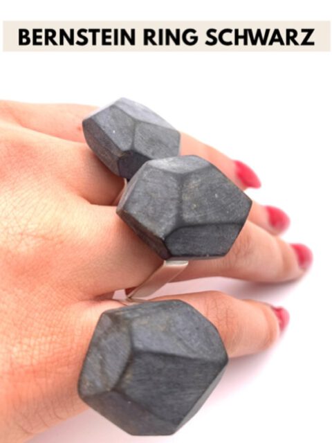 Kein Schmuck für den zurückhaltenden Alltag, sondern für Momente, in denen man auffallen will. Verstellbar in der Größe, handgefertigt in Silber #bernstein #bernsteinschmuck #amberzone #amberjewelry