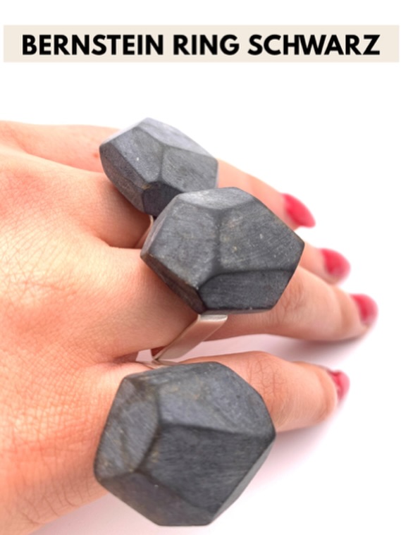 Kein Schmuck für den zurückhaltenden Alltag, sondern für Momente, in denen man auffallen will. Verstellbar in der Größe, handgefertigt in Silber #bernstein #bernsteinschmuck #amberzone #amberjewelry
