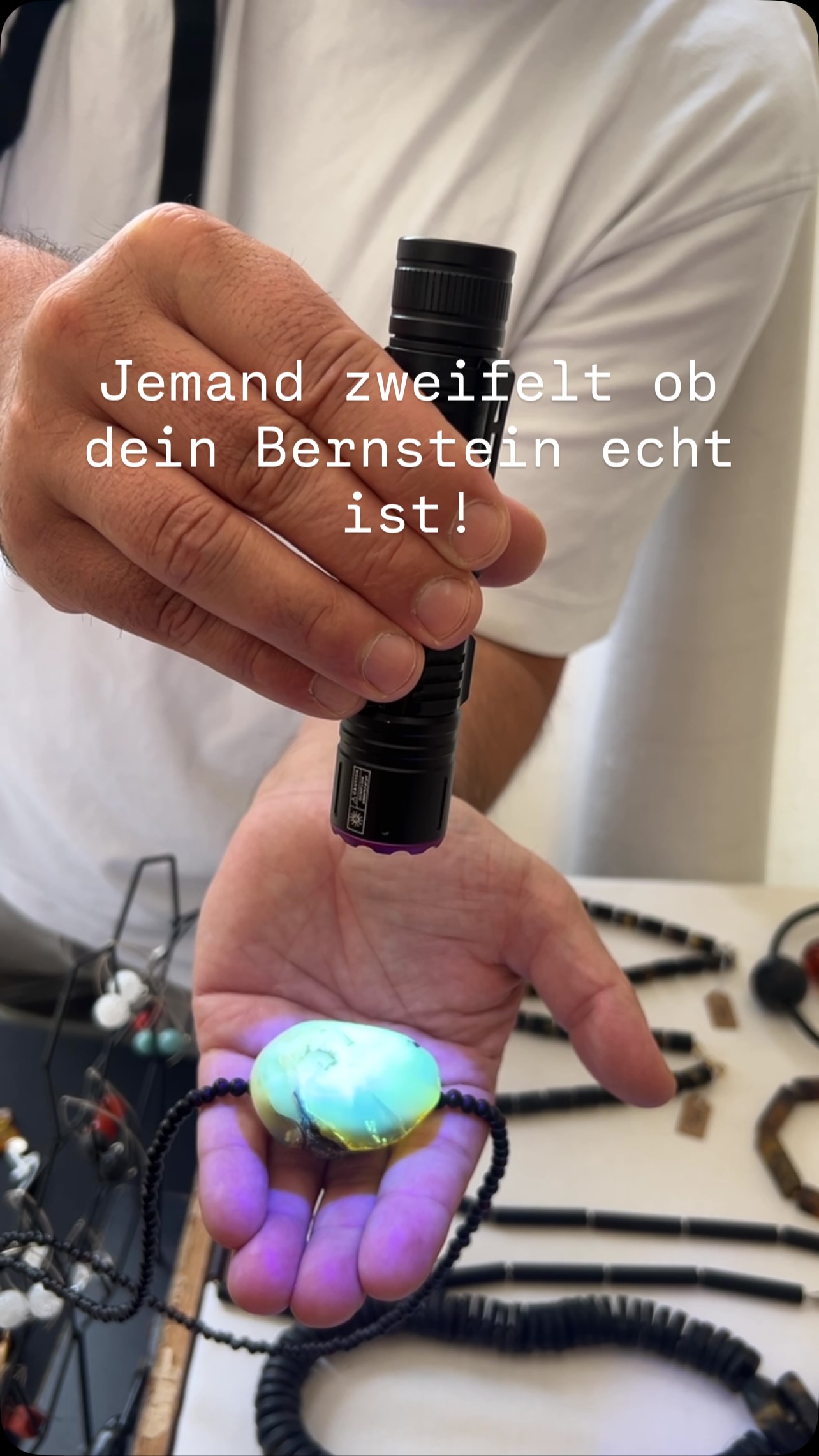 Wenn jemand fragt ob mein Bernstein echt ist 😄🔦
UV-Licht lügt nicht. Echter Bernstein leuchtet blau-grün. Immer.
Handgefertigter Bernsteinschmuck direkt von der Ostsee → amberzone.de. Danke @melik_matthias #bernstein #bernsteinschmuck #amberjewelry