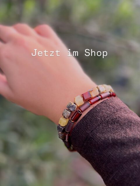 Fünf Armbänder, fünf Charaktere. Alle aus echtem Baltischem Bernstein 🧡
Von warmem Cognac über tiefes Kirschrot bis zu erdigen Multicolor Tönen. Jede Perle handverlesen, jedes Armband ein Unikat. 

Swipe durch und sag mir: Welches ist dein Favorit? 1, 2, 3, 4 oder 5? 👇

Zu finden im Shop: amberzone.de
Link in Bio 🔗
#bernsteinarmband #balticamber #amberbracelet #bernsteinschmuck #bernstein