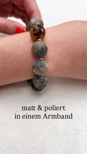 Naaa, errätst du um welchen Stein es sich hier handelt? Ab in die Kommentare damit! 🧡 #bernstein #amberjewelry #bernsteinschmuck #armband #schmuck