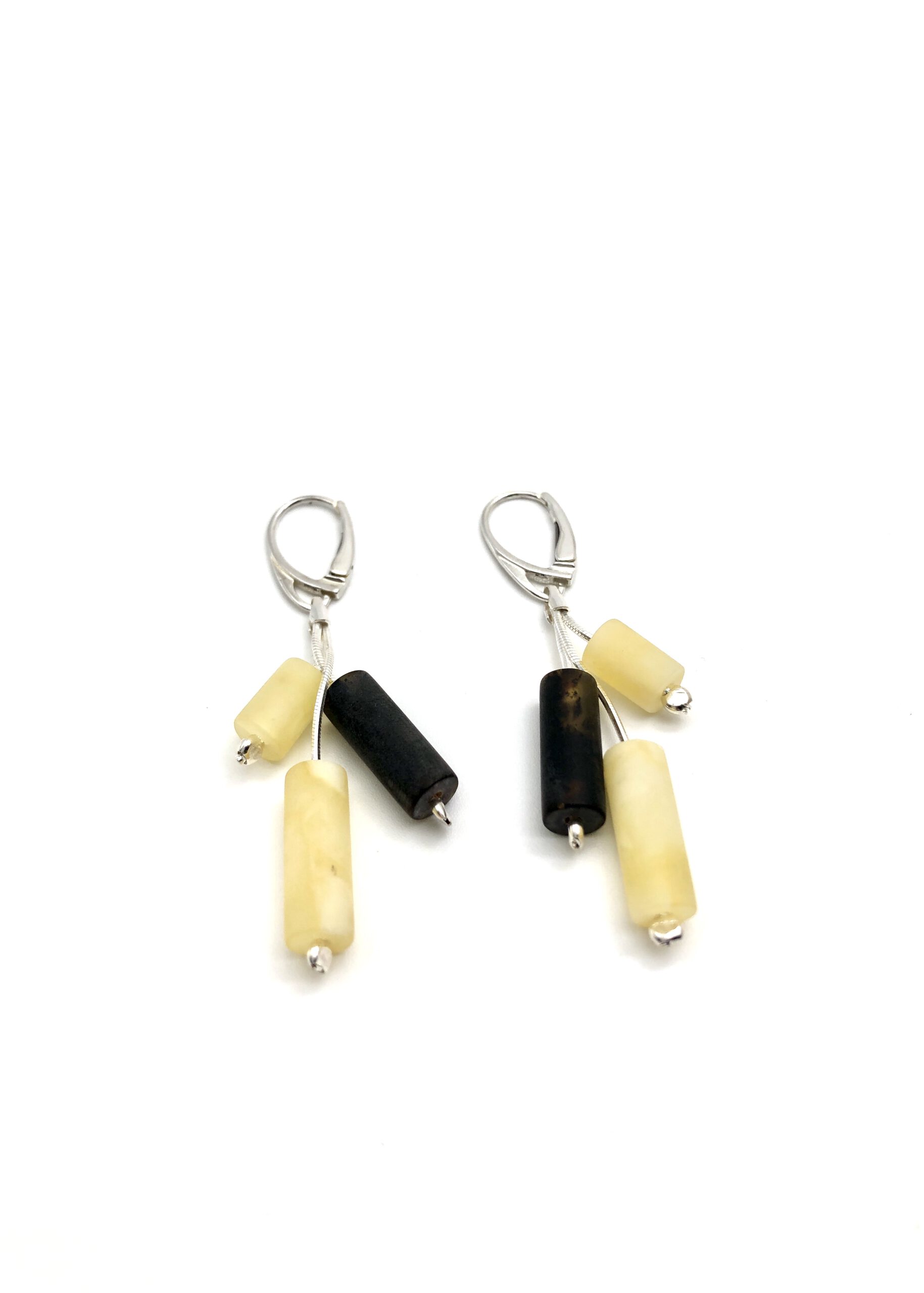 IMG_9553 Ohrringe Walzenförmiger Bernstein, unpoliert – Bild 1