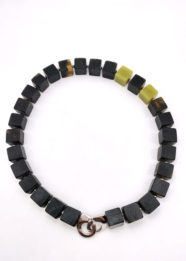 schwarzer Bernsteinkette mit Jadeit – Bild 2