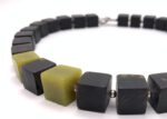 schwarzer Bernsteinkette mit Jadeit