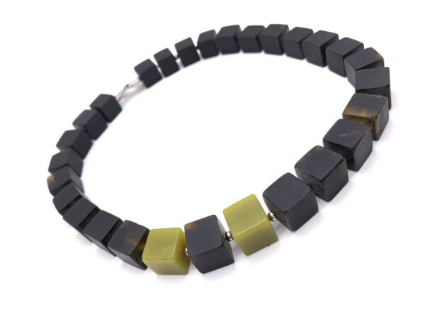 schwarzer Bernsteinkette mit Jadeit – Bild 3