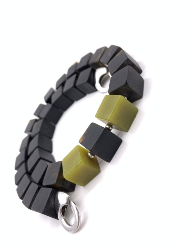 schwarzer Bernsteinkette mit Jadeit – Bild 5